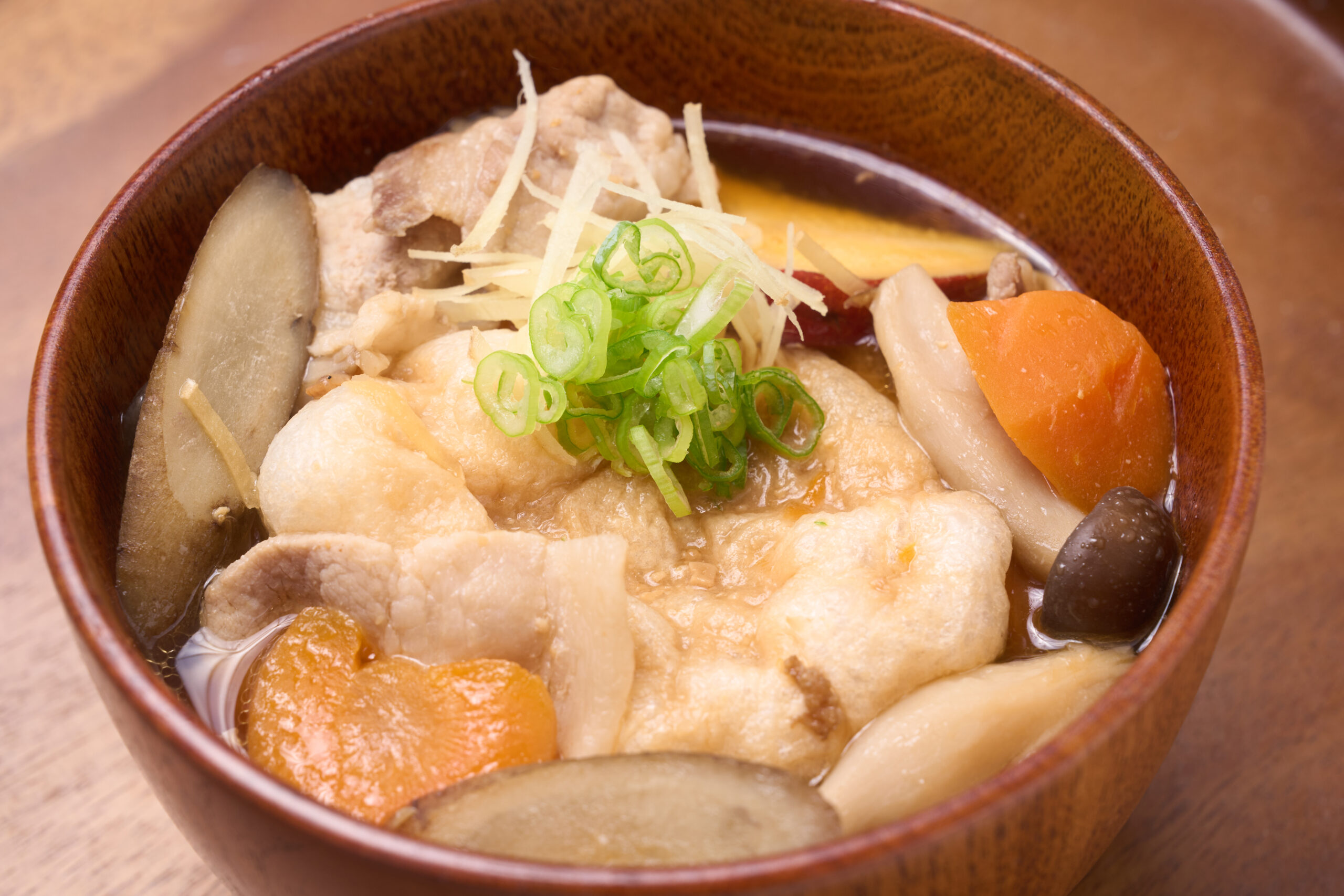 秋野菜の具沢山の丸ごとたま麩入り豚汁